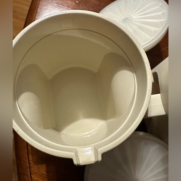 Vintage Tupperware cream and sugar containers - Picture 4 of 10